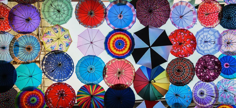 یک مرکز خرید در شیراز که سقف آن با چترهای رنگارنگ تزئین شده ، به کوچه چترها معروف است. ... 